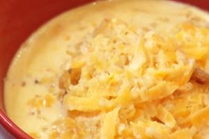 דייסת שמש עם דלעת בקערה אדומה