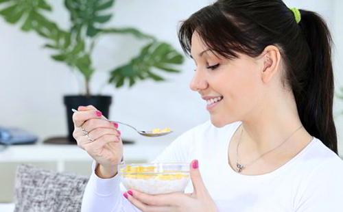 Une adolescente engloutit le porridge