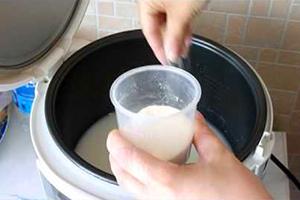 Es muy importante observar las proporciones al cocinar gachas en una olla de cocción lenta.