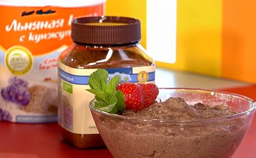 Flax buto sa isang bag sa isang baso ng baso at sinigang na may mga strawberry sa isang baso ng baso