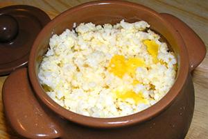 Terci de lapte cu unt într-un vas de lut