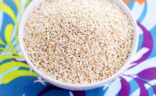 Cutie într-un bol alb pe o masă de culori multicolore