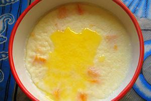 פיתוי עדין עם פרוסות אבטיח ואגם חמאה צהוב ענק