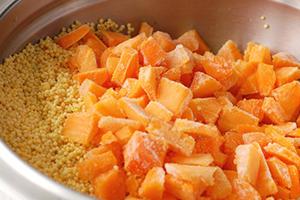 גריסים דוחן ואבטיח קצוץ מוכנים לדייסה