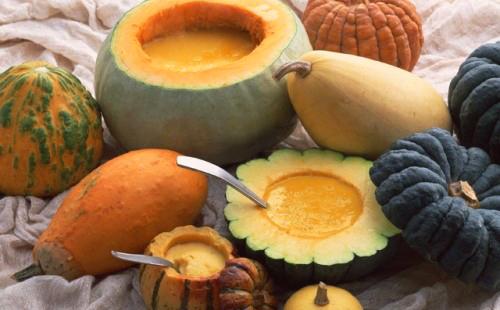 אבטיחים יכולים להיות בגדלים ובצבעים שונים, אך כולם טעימים ובריאים.