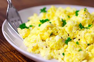 Omelette dans une assiette avec une fourchette