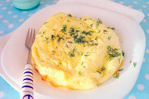 Omleta cu ierburi pe o farfurie