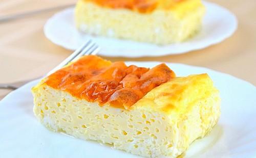 O bucată dintr-o omletă magnifică într-o farfurie