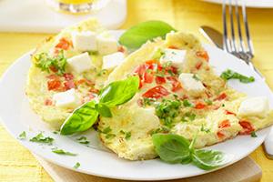 Omleta cu rosii si branza feta