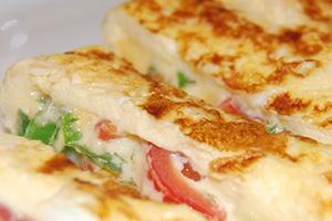 Omleta cu cascaval, branza si rosii