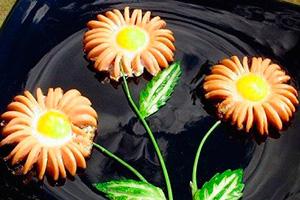 Flori din ouă prăjite și cârnați