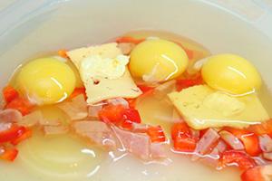 Ouă prăjite cu brânză într-un aragaz lent