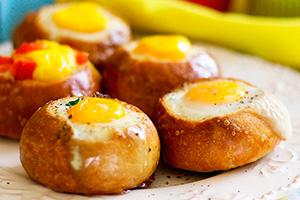 Huevos revueltos en un bollo