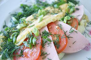 Omleta cu carnati fierti, rosii si ierburi