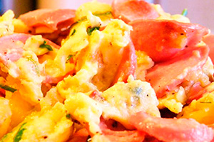 Omleta cu cartofi si carnati