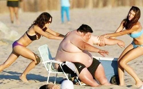 Meninas gordas são puxadas para a água por duas meninas