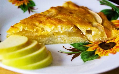 Caserola de mere și brânză de vaci pe o farfurie albă