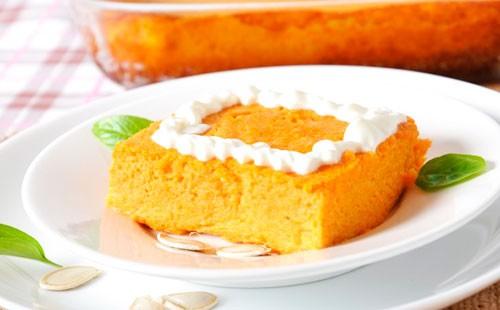 Cascavalul de brânză și morcov cu smântână