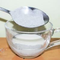 Incorporer la poudre blanche dans une tasse en verre