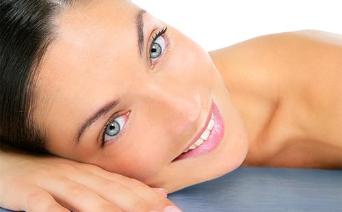 Incroyable fille aux yeux bleus.