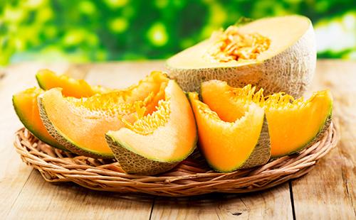 Tranches de melon sur un plat en osier