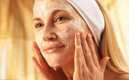 Fille aux yeux bruns avec un sourire radieux