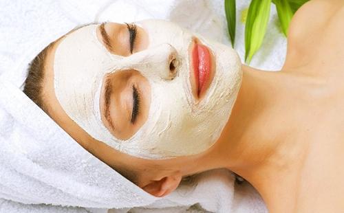 Un fluture frumos iese dintr-un cocon de lut