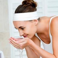 Tânăra care își spăla părul atent legată