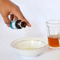 Ajoutez quelques gouttes de glycérine dans un bol blanc.