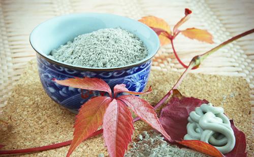 Argile bleue dans un bol bleu