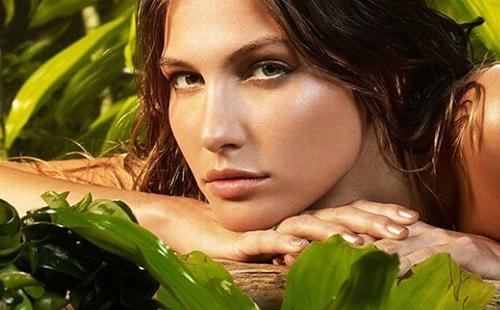 Fantastique belle fille repose son menton sur sa main