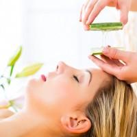 La fille est prête à accepter le pouvoir de guérison de l'agave