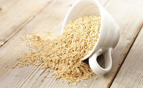 Le riz non poli s'est réveillé d'une tasse blanche