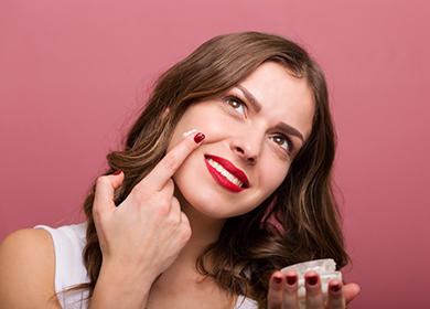 Fille se frotte le visage