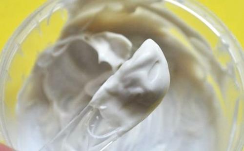 Masse féculente froide et blanche