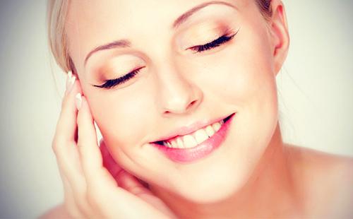 Femme souriante à la peau radieuse