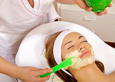 Appliquer un masque sur le visage dans la cabine