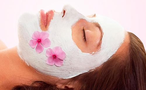 Fille aux violettes roses sur les joues