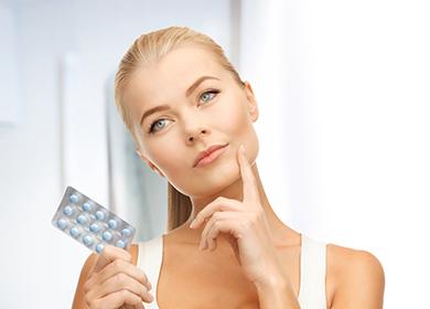 Fille tient des pilules dans la main