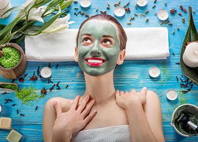 Fille avec un masque vert sur son visage