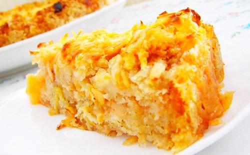 En bit av charlotte på en tallrik