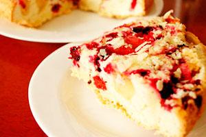 Charlotte na may mga berry