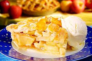 Charlotte na may mga mansanas, saging at mani