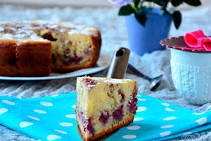 Charlotte con frambuesas en una olla de cocción lenta