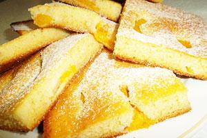 Charlotte med ferskner og banan