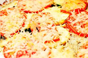 Zucchini casserole na may kamatis at keso