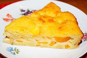 Charlotte cu piersici într-un aragaz lent