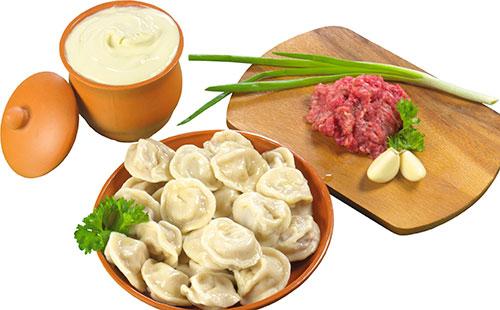 Gălbenușuri, carne tocată, smântână