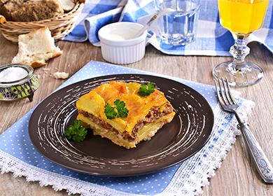 Caserola de cartofi pe o farfurie