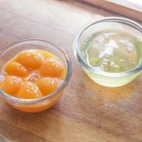 Jaunes et écureuils divisés en assiettes